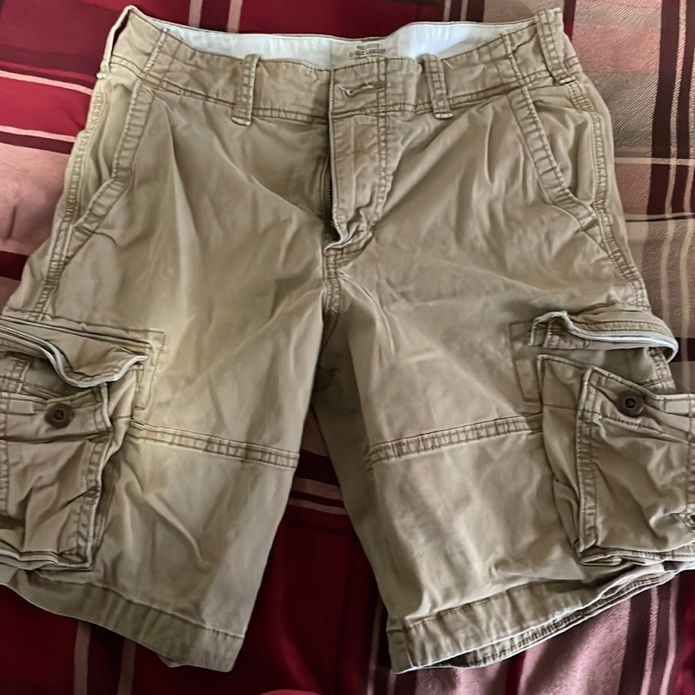 These are Hollister cargo shorts. Mens size 28! Great condition !!